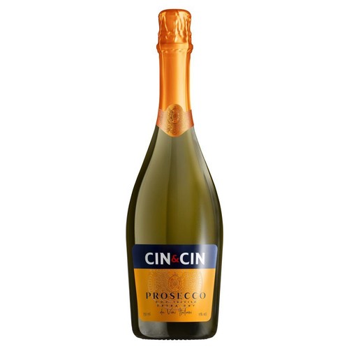 Butelka Cin & Cin Prosecco DOC Treviso Extra Dry o pojemności 750 ml i zawartości alkoholu 11% obj. Butelka ma ciemne szkło, złotą folię na szyjce i ozdobną etykietę. Na etykiecie widnieje nazwa "CIN & CIN" na granatowym tle oraz "PROSECCO" na złotym.