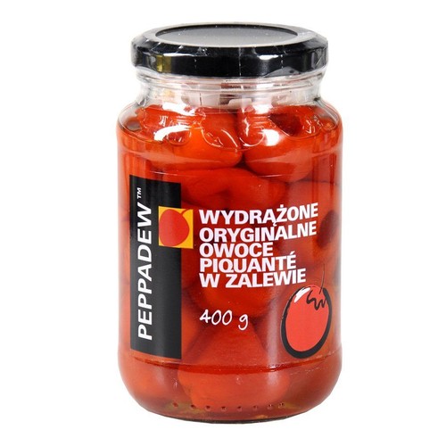 Szklany słoik Peppadew z wydrążonymi oryginalnymi owocami piquanté w zalewie. Produkt o wadze 400 g. Na czarnej etykiecie widnieje nazwa marki i opis produktu, a także grafika czerwonego owocu.