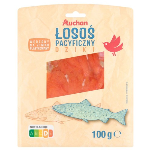 Produkt Auchan: łosoś pacyficzny dziki, wędzony na zimno, plastrowany. Opakowanie z beżowego papieru z przezroczystym okienkiem, przez które widać pomarańczowe plastry łososia. Na dole ilustracje ryb, u góry czerwony ptak. Waga 100g.