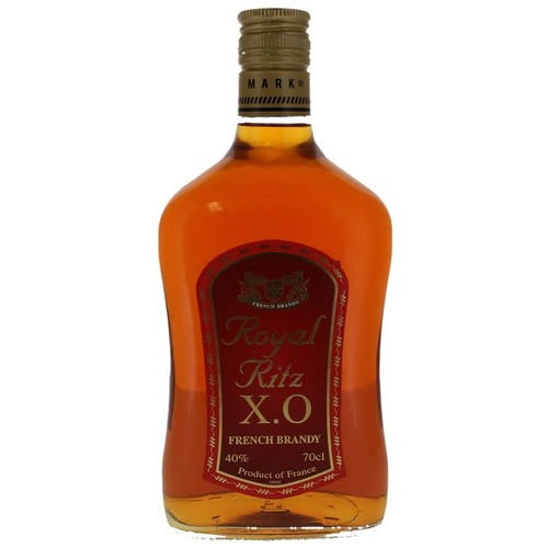 Butelka francuskiej brandy Royal Ritz X.O o pojemności 700 ml i zawartości alkoholu 40%. Ma charakterystyczny kształt, czerwoną etykietę ze złotymi, ozdobnymi napisami "Royal Ritz X.O French Brandy" oraz złotą, karbowaną zakrętkę.