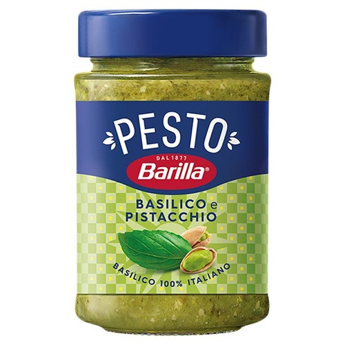 Słoik zielonego pesto Barilla z bazylią i pistacjami. Niebieska etykieta z napisem "Pesto" i grafiką bazylii oraz pistacji.