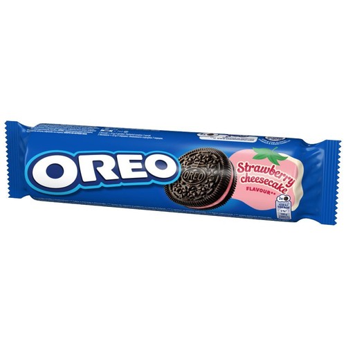 Niebieskie opakowanie ciastek Oreo o smaku sernika truskawkowego. Na opakowaniu logo Oreo i grafika ciastka z różowym kremem.