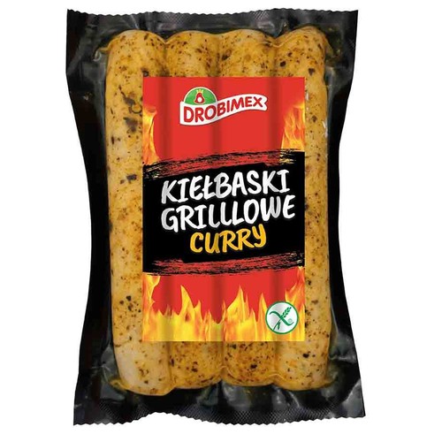 Cztery kiełbaski grillowe Drobimex Curry w przezroczystym opakowaniu. Mają jasnobrązowy kolor z widocznymi przyprawami. Na czerwonej etykiecie z płomieniami widnieje napis 'Kiełbaski grillowe Curry', logo Drobimex i symbol bezglutenowy.
