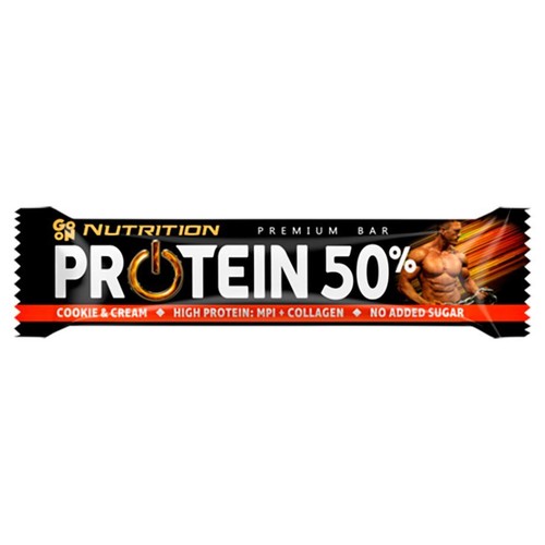 Czarny baton Go On Nutrition Premium Bar z czerwonymi akcentami, z napisem "Protein 50%". Smak ciastka z kremem, wysokobiałkowy z MPI i kolagenem, bez dodatku cukru. Na opakowaniu grafika umięśnionego mężczyzny.