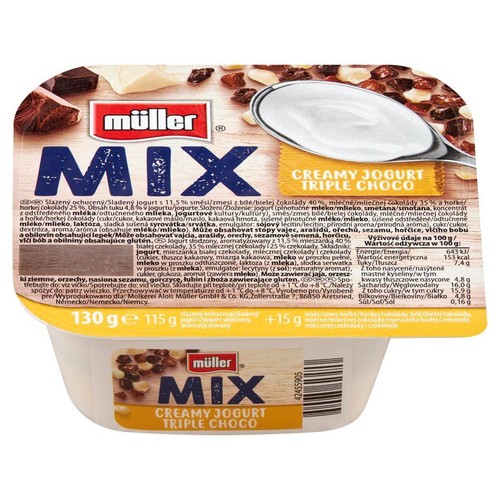 Biały kubek jogurtu Müller Mix Potrójna Czekolada. Widoczne kawałki białej, mlecznej i gorzkiej czekolady. Waga 130g + 15g.