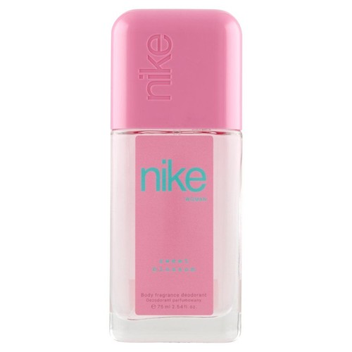 Różowy dezodorant perfumowany Nike Woman Sweet Blossom w przezroczystej butelce z różową nakrętką. Pojemność 75 ml.