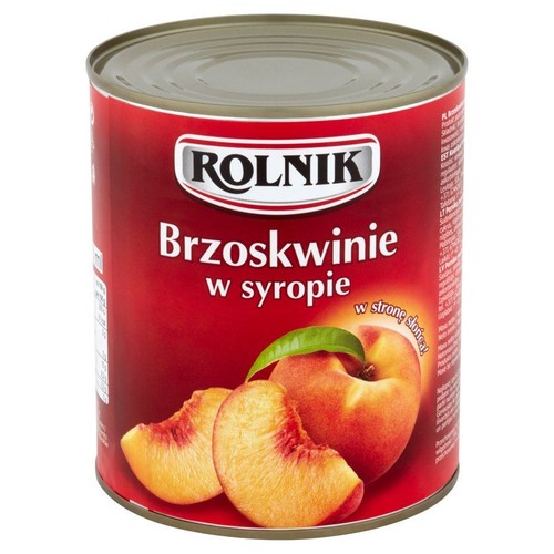Czerwona puszka ROLNIK Brzoskwinie w syropie. Na etykiecie grafika brzoskwiń: cała i dwie połówki.