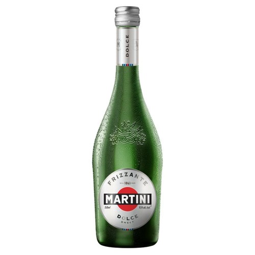 Butelka musującego słodkiego wina Martini Frizzante Dolce 750 ml. Zielone szkło, srebrna zakrętka. Na głównej etykiecie napis "Martini", "Frizzante" i "Dolce". Butelka jest oszroniona, co wskazuje na jej niską temperaturę.
