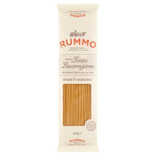 Opakowanie makaronu Rummo Spaghetti Grossi nr 5 o wadze 500g. Beżowe opakowanie z przezroczystym okienkiem, przez które widać długie, grube nitki makaronu. Na etykiecie informacja o metodzie powolnego wytwarzania.