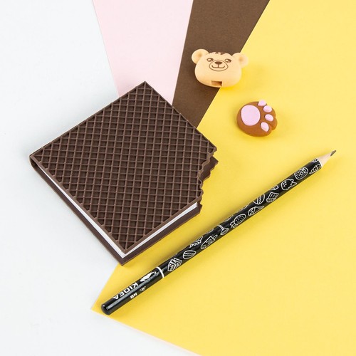 Notebook w kształcie wafla, temperówka miś, gumka łapka, czarny ołówek.