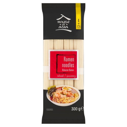 Makaron ramen pszenny House of Asia w czarnym opakowaniu z żółtym paskiem, 300g. Na opakowaniu informacja o czasie gotowania 4 minuty. Widoczne suche nitki makaronu.