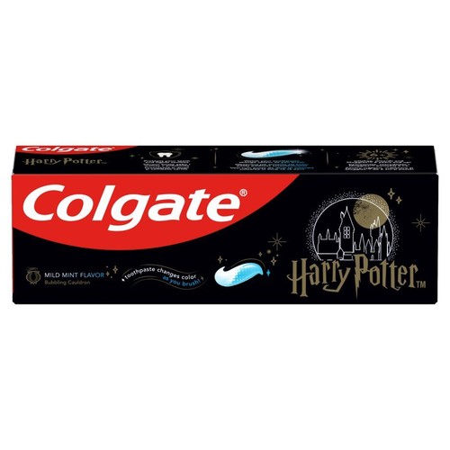 Pasta do zębów Colgate Harry Potter w czarnym opakowaniu z czerwonym logo. Smak łagodnej mięty. Na pudełku grafika zamku Hogwart i informacja, że pasta zmienia kolor podczas mycia zębów.
