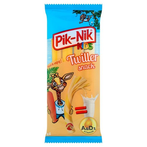 Pik-Nik Kids Twiller snack, 4 paluszki. Niebiesko-żółte opakowanie z żyrafą, marchewką, jabłkiem i mlekiem. Zawiera witaminy A i D3.