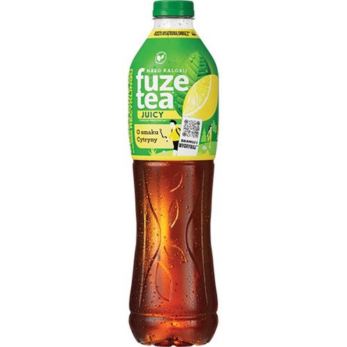 Przezroczysta butelka Fuze Tea Juicy o smaku cytrynowym z zieloną zakrętką. Na zielono-żółtej etykiecie widnieje napis "MAŁO KALORII", grafika cytryny i liści herbaty. Produkt jest niskokaloryczny i przeznaczony do recyklingu.