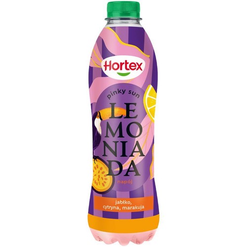 Butelka napoju Hortex Pinky Sun Lemonia z zieloną zakrętką. Etykieta w odcieniach fioletu, różu i pomarańczy, przedstawiająca grafiki cytryny, marakui i tukana. Napój o smaku jabłka, cytryny i marakui.