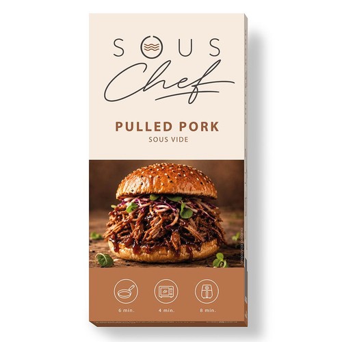Opakowanie Sous Chef Pulled Pork Sous Vide. Na grafice burger z szarpaną wieprzowiną i surówką. Czas przygotowania: 6, 4 lub 8 min.