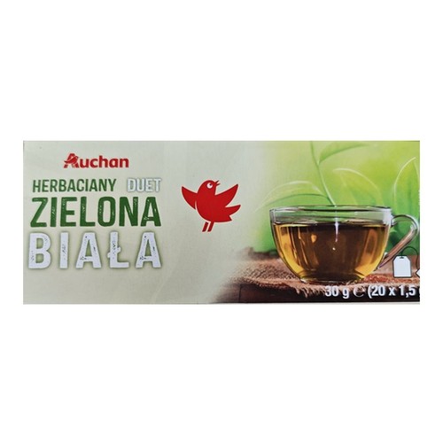 Opakowanie herbaty Auchan Herbacianty Duet Zielona Biała. Na froncie nazwa produktu, logo Auchan i czerwony ptak. Prawa część pudełka to grafika filiżanki z herbatą i zielonymi liśćmi w tle. Waga netto 30g (20x1.5g).