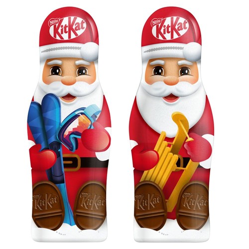 Zestaw dwóch czekoladowych figurek KitKat Mikołaja. Obie figurki mają czerwone czapki z logo Nestle KitKat. Jeden Mikołaj jest narciarzem z niebieskimi nartami i goglami, drugi ma żółte sanki. U dołu każdej figurki są dwa czekoladowe batony KitKat.