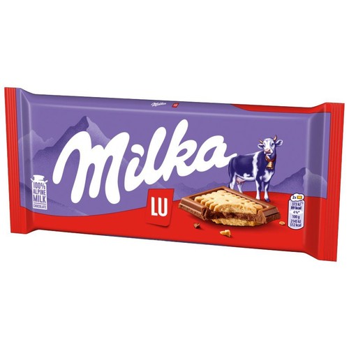 Opakowanie czekolady Milka LU, dominujący kolor fioletowy. Na etykiecie widnieje biało-fioletowa krowa Milka oraz ilustracja czekolady z chrupiącym herbatnikiem. Produkt zawiera 100% czekolady z alpejskiego mleka. Waga netto 100 gramów.