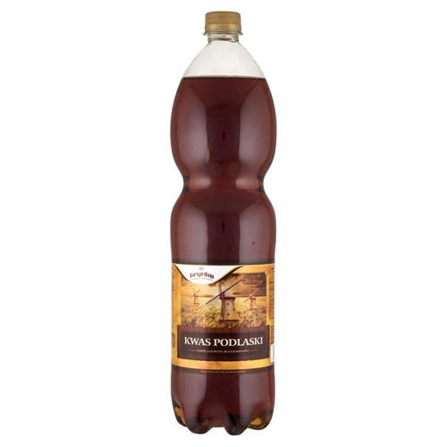 Butelka 1,5 L napoju Kwas Podlaski marki Jirunka. Ciemny napój bezalkoholowy z etykietą z wiatrakami.
