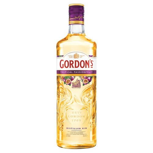 Szklana butelka ginu Gordon's Tropical Passionfruit o pojemności 700 ml i zawartości alkoholu 37.5%. Na etykiecie widnieje nazwa produktu, ilustracje przekrojonych owoców marakui oraz informacja "Distilled Gin". Butelka ma fioletową nakrętkę.