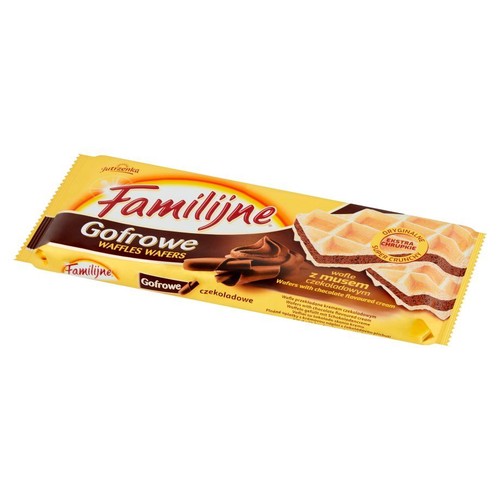 Opakowanie wafli Jutrzenka Familijne Gofrowe czekoladowe. Żółta paczka z grafiką wafli z kremem czekoladowym.