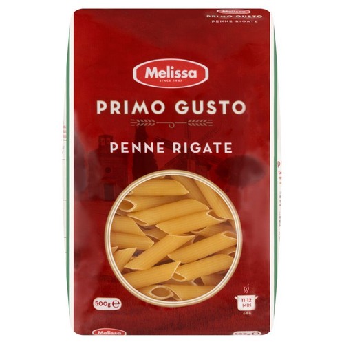 Makaron Melissa Primo Gusto Penne Rigate w czerwonym opakowaniu 500g. Na etykiecie widnieje nazwa produktu i logo Melissa. Przezroczyste okienko ukazuje surowe, karbowane rurki makaronowe. Czas gotowania 11-12 minut.