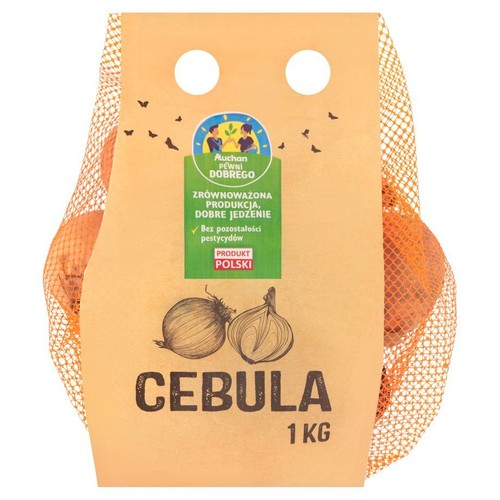 Siatka cebuli o wadze 1 kg z brązową etykietą. Na etykiecie logo Auchan, informacja o zrównoważonej produkcji, braku pestycydów i pochodzeniu "Produkt Polski". Widoczna grafika dwóch cebul.