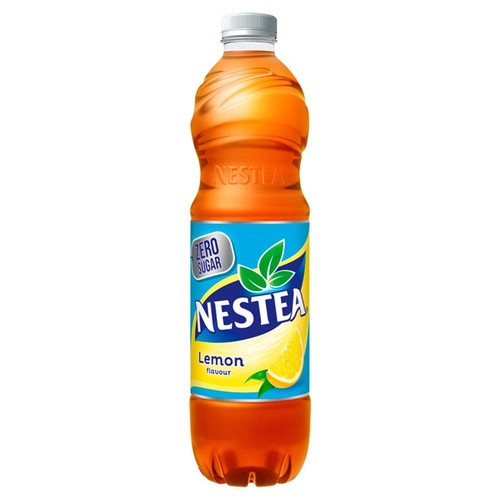 Butelka Nestea Lemon bez cukru. Niebieska etykieta z nazwą produktu, plasterkiem cytryny i zielonymi listkami.