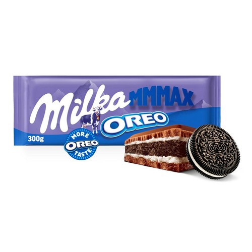 Produkt: czekolada Milka MMMax Oreo 300g. Fioletowe opakowanie z nazwą produktu i grafiką krowy. Obok opakowania widoczny jest przekrój czekolady z warstwami kremu oraz pojedyncze ciastko Oreo z białym nadzieniem.