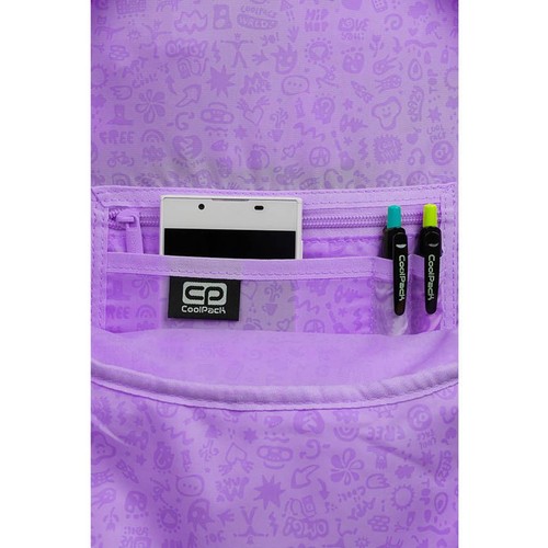 Fioletowa kieszeń plecaka CoolPack z białym smartfonem i dwoma pisakami: niebieskim i zielonym. Tkanina ma wzory z napisami "FREE", "LOVE", "HIP HOP".