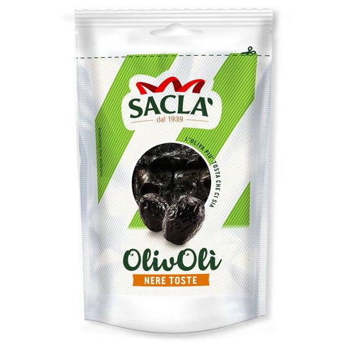 Produkt spożywczy Sacla w białej torebce z zielonymi paskami. Na opakowaniu widnieje nazwa "OlivoOli Nere Toste" (Czarne Prażone) oraz ilustracja czarnych oliwek. W górnej części logo firmy Sacla, założonej w 1939 roku.