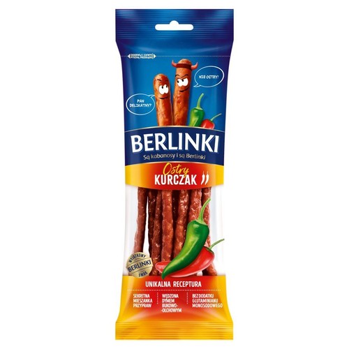 Opakowanie kabanosów Berlinki Ostry Kurczak. Produkt wędzony dymem bukowo-olchowym, bez dodatku glutaminianu monosodowego. Na niebiesko-żółtym opakowaniu widoczne są rysunkowe kiełbaski i papryczki chili, podkreślające ostry smak.
