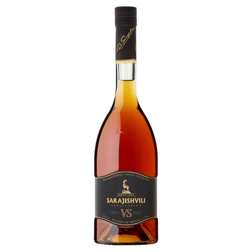 Elegancka butelka brandy Sarajishvili VS, 500 ml, 40% obj. alkoholu. Czarna etykieta z kolekcji "The Sarajishvili Spirits Collection" zawiera złote napisy, rok "Since 1884" i symbol zwierzęcia. Produkt pochodzi z Gruzji.