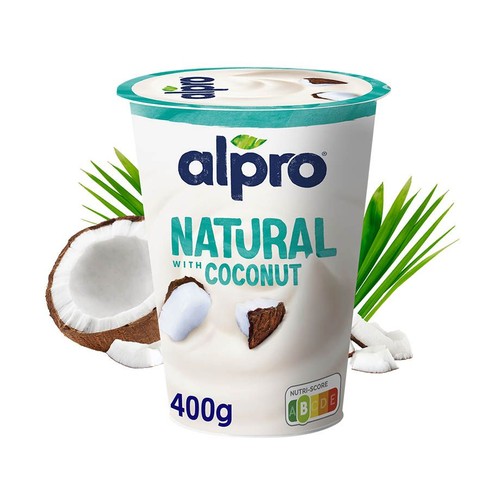 Biały kubek Alpro Naturalny z kokosem, 400g. Na etykiecie widoczne są kawałki kokosa i zielone liście palmowe. Produkt roślinny, prawdopodobnie na bazie kokosa, w opakowaniu z niebieskim logo Alpro.