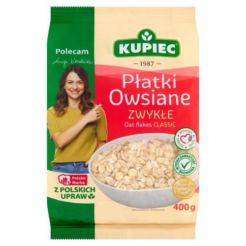 Opakowanie płatków owsianych Kupiec, 400g. Na etykiecie uśmiechnięta kobieta i miska płatków. Produkt z polskich upraw.
